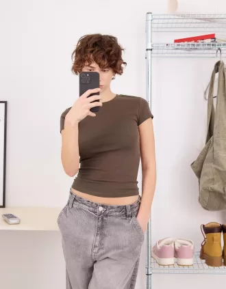 Short sleeve T-shirt with a scoop neck