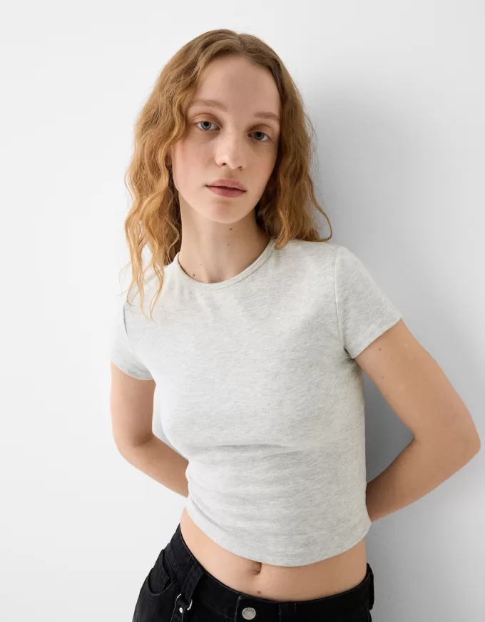 Short sleeve T-shirt with a scoop neck