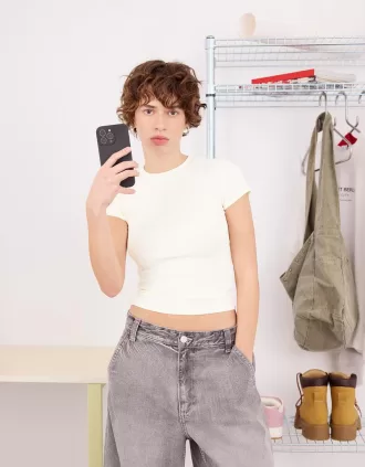 Short sleeve T-shirt with a scoop neck