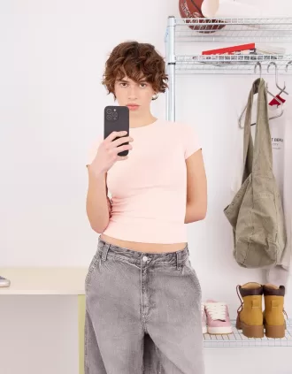 Short sleeve T-shirt with a scoop neck