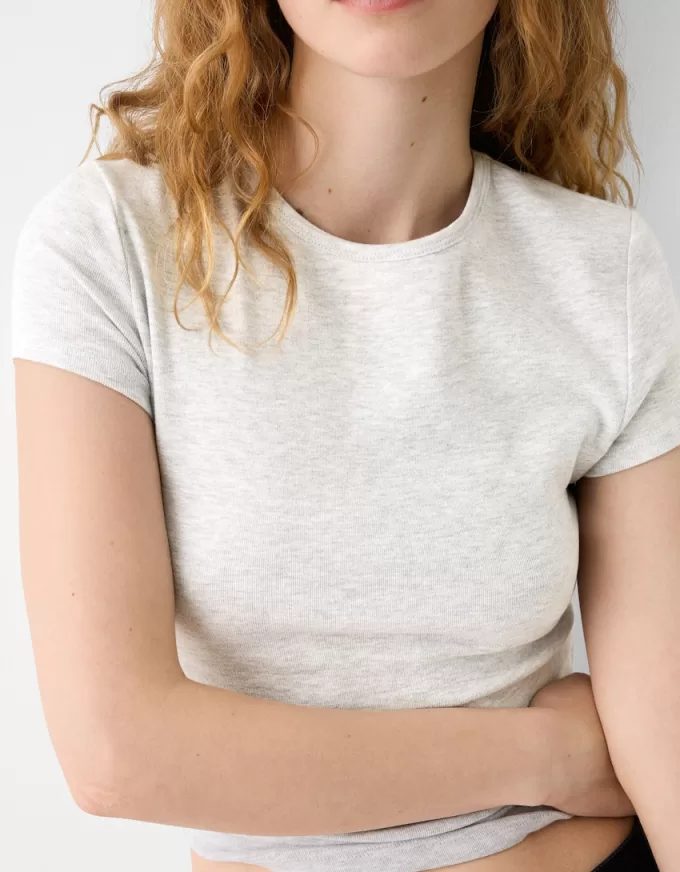 Short sleeve T-shirt with a scoop neck