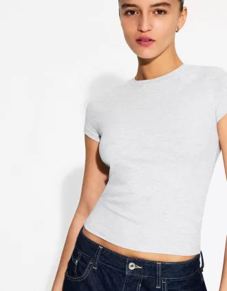 Short sleeve T-shirt with a scoop neck