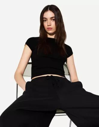 Short sleeve T-shirt with side gathering