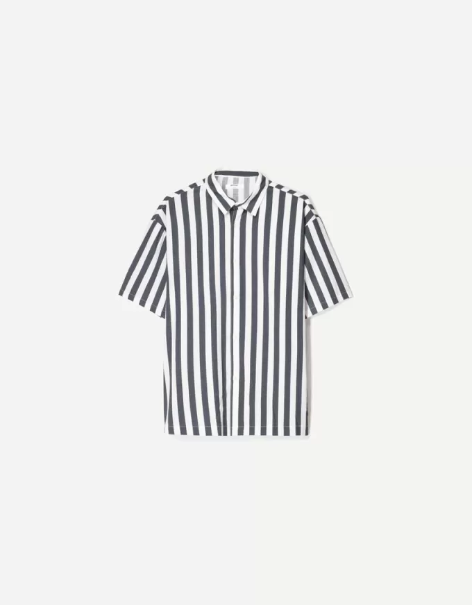 Short sleeve relaxed fit shirt