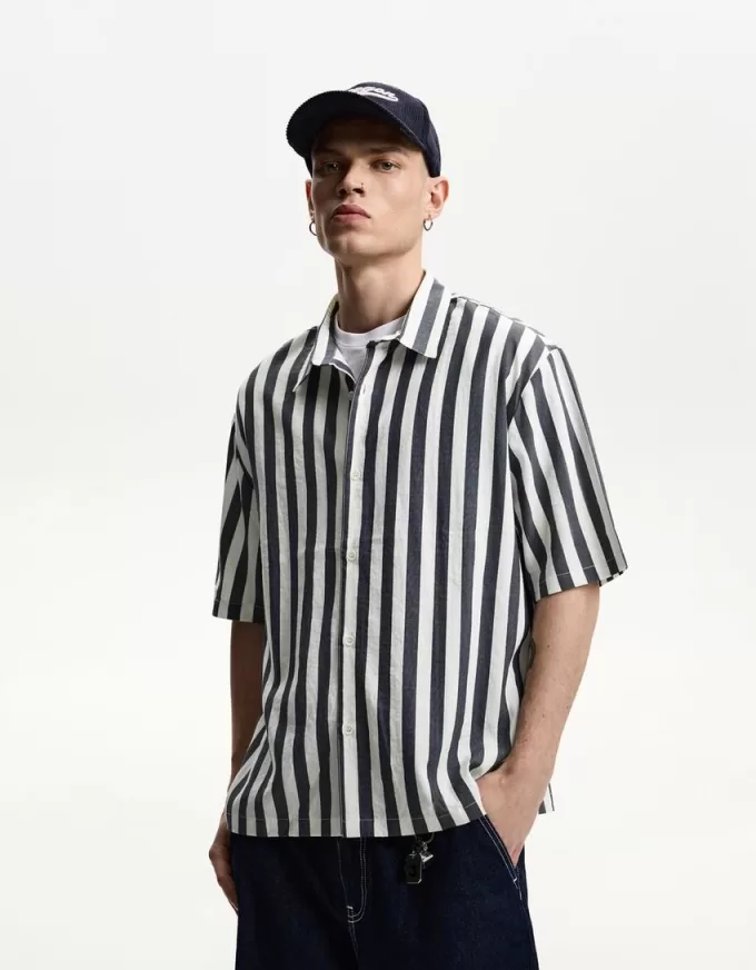 Short sleeve relaxed fit shirt