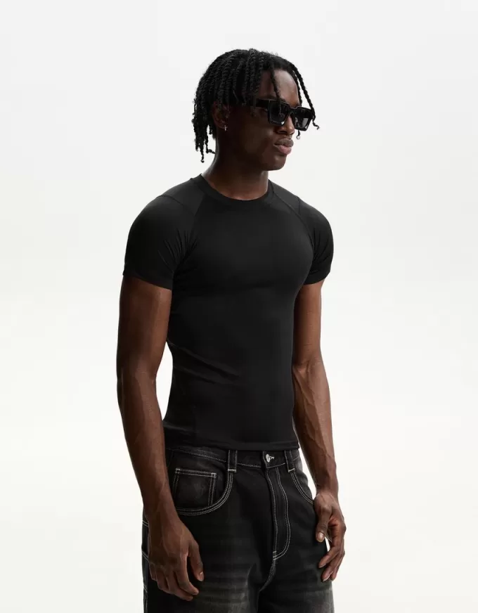 Slim-fit short sleeve T-shirt with seams Slim-fit short sleeve T-shirt with seams