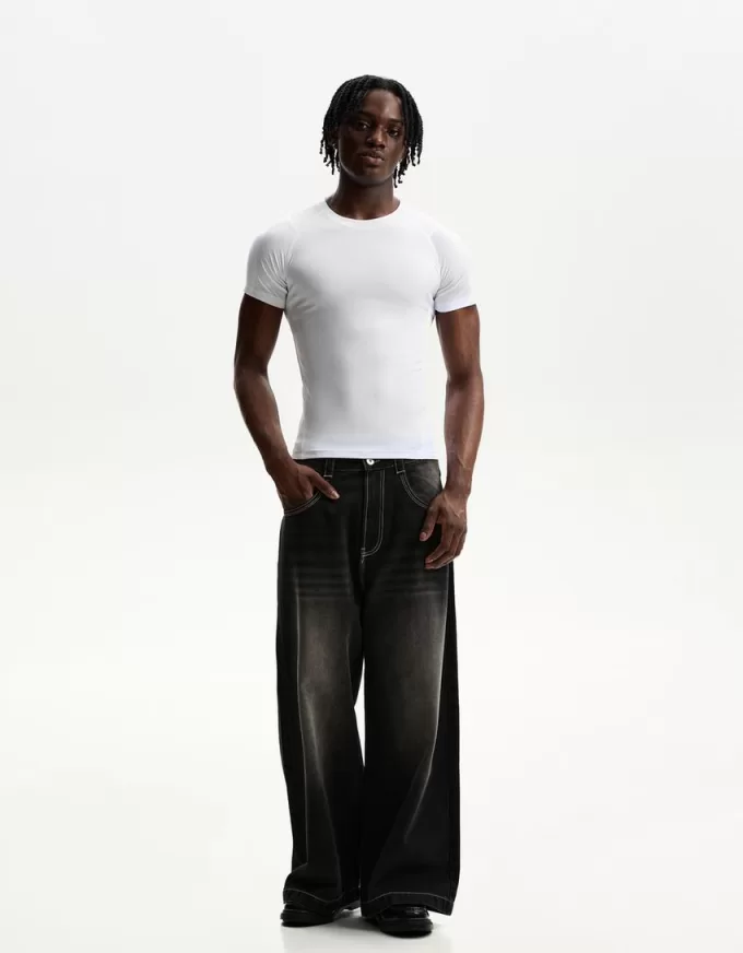 Slim-fit short sleeve T-shirt with seams
