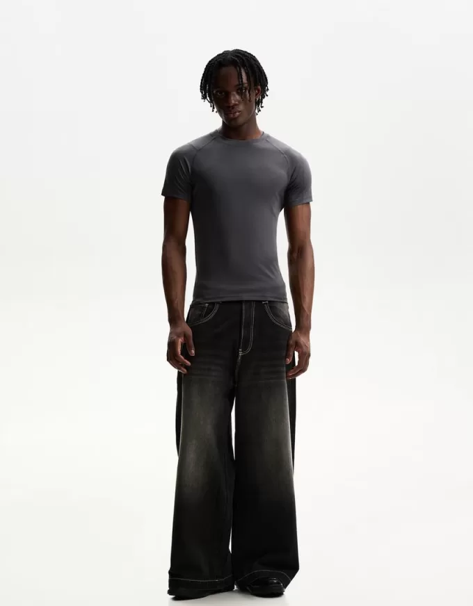 Slim-fit short sleeve T-shirt with seams