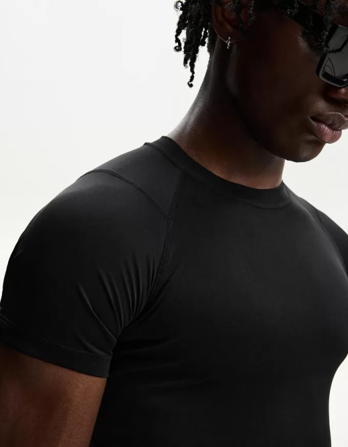 Slim-fit short sleeve T-shirt with seams Slim-fit short sleeve T-shirt with seams