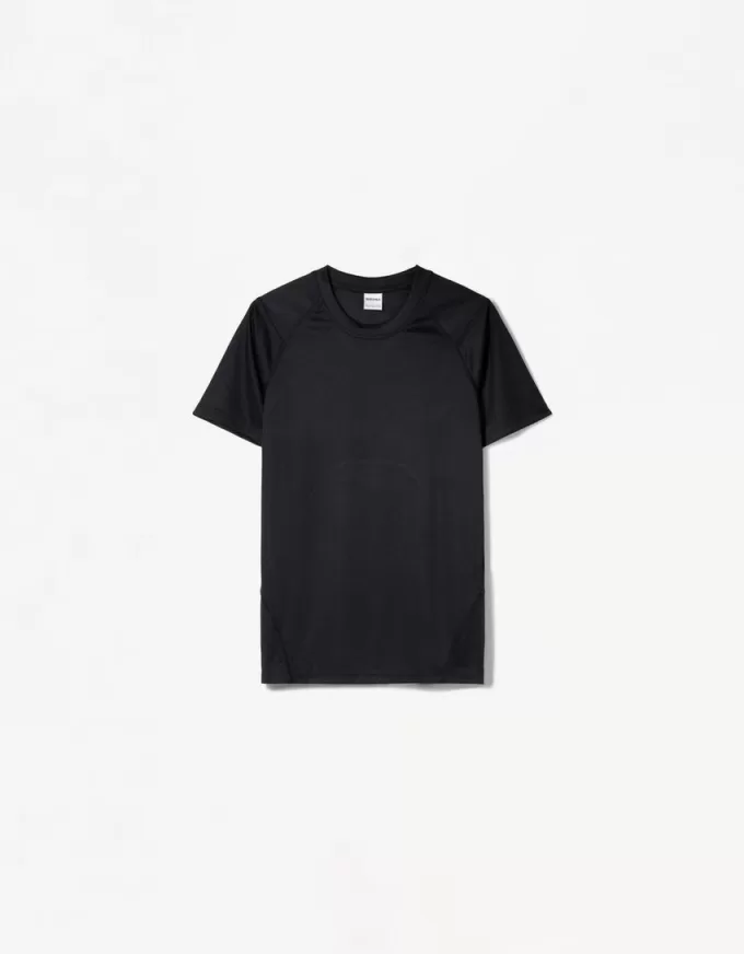 Slim-fit short sleeve T-shirt with seams Slim-fit short sleeve T-shirt with seams
