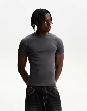 Slim-fit short sleeve T-shirt with seams
