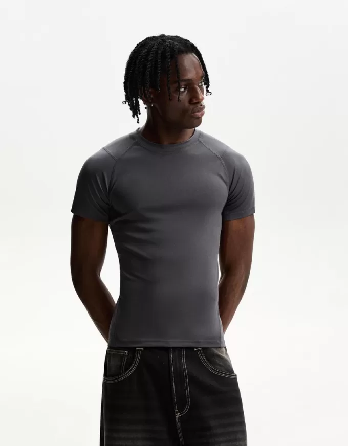 Slim-fit short sleeve T-shirt with seams