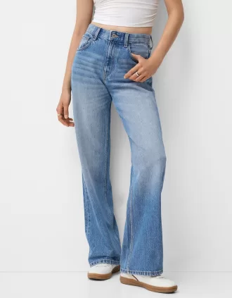 Wide-leg ’90s jeans