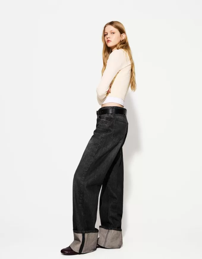 Wide-leg ’90s jeans with turn-up hems Wide-leg ’90s jeans with turn-up hems