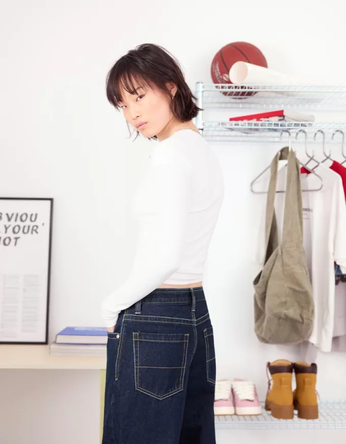 Wide-leg ’90s jeans with turn-up hems Wide-leg ’90s jeans with turn-up hems