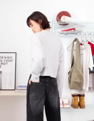 Wide-leg ’90s jeans with turn-up hems