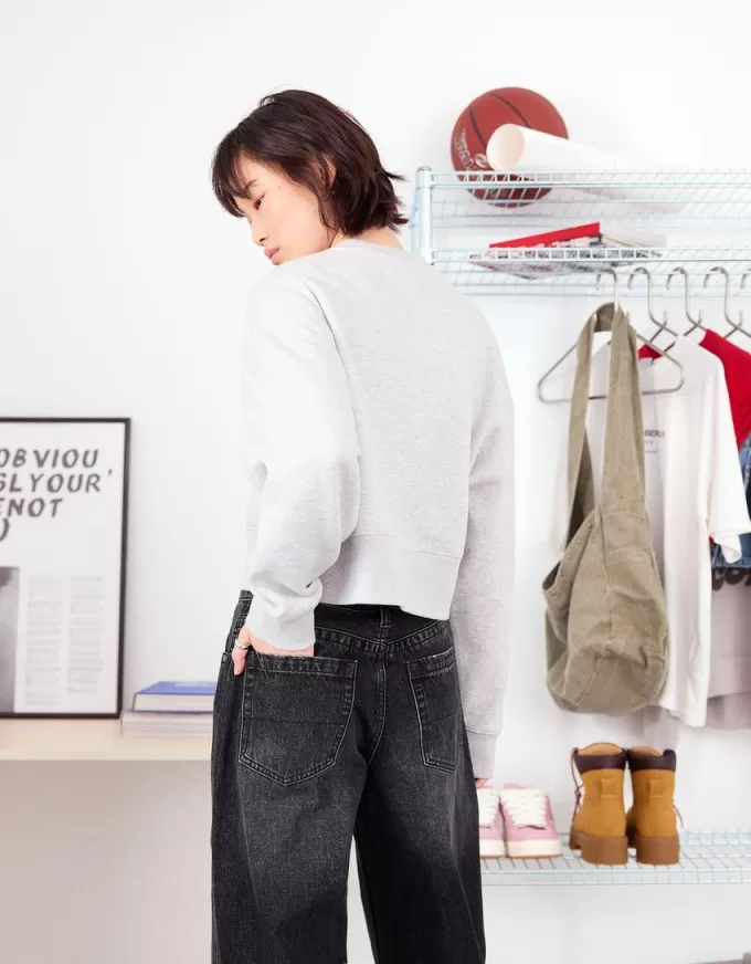 Wide-leg ’90s jeans with turn-up hems Wide-leg ’90s jeans with turn-up hems