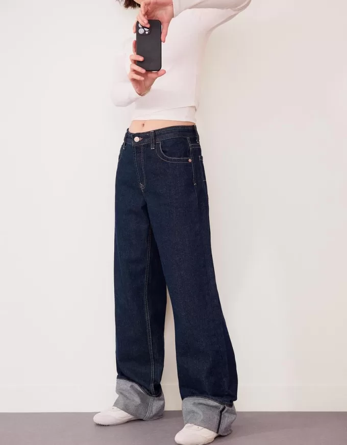 Wide-leg ’90s jeans with turn-up hems Wide-leg ’90s jeans with turn-up hems