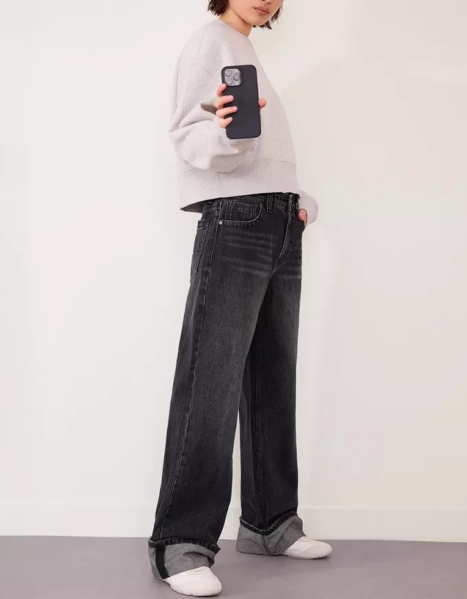 Wide-leg ’90s jeans with turn-up hems Wide-leg ’90s jeans with turn-up hems