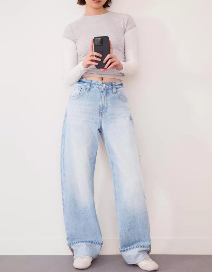 Wide-leg ’90s jeans with turn-up hems Wide-leg ’90s jeans with turn-up hems