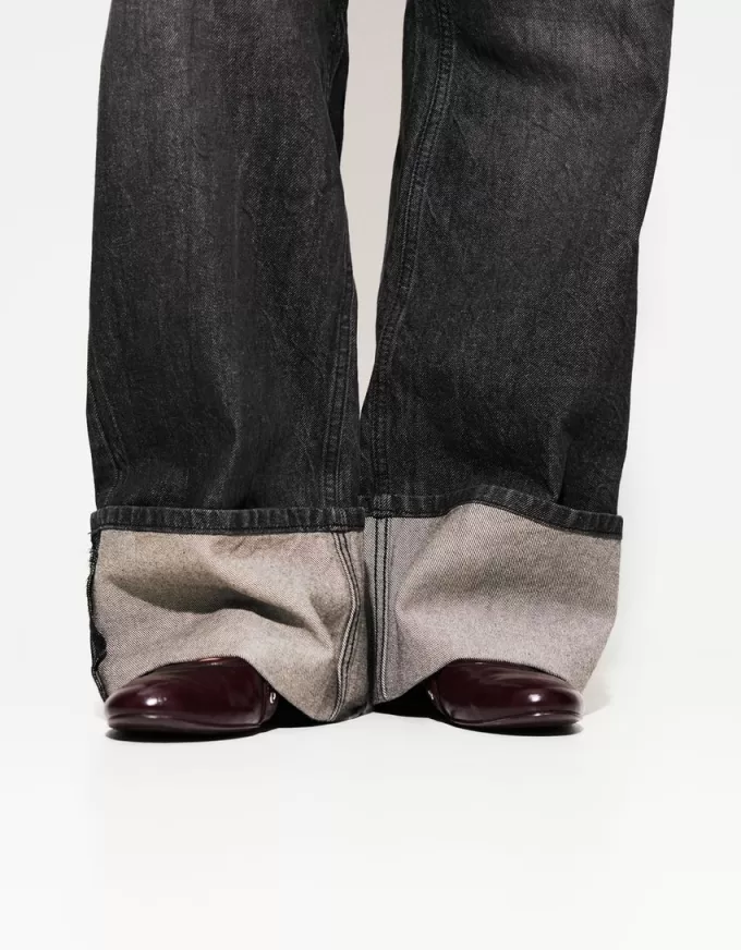 Wide-leg ’90s jeans with turn-up hems Wide-leg ’90s jeans with turn-up hems