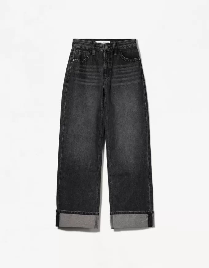 Wide-leg ’90s jeans with turn-up hems Wide-leg ’90s jeans with turn-up hems