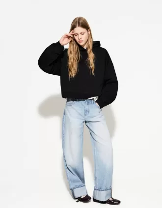 Wide-leg ’90s jeans with turn-up hems