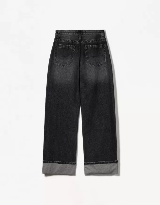 Wide-leg ’90s jeans with turn-up hems Wide-leg ’90s jeans with turn-up hems