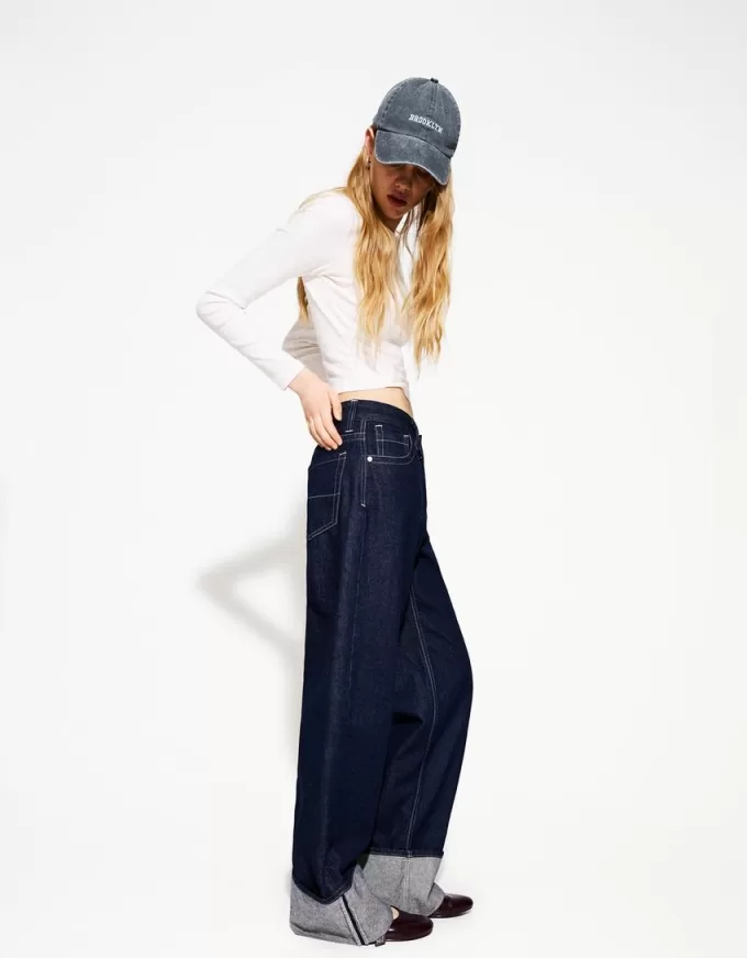 Wide-leg ’90s jeans with turn-up hems Wide-leg ’90s jeans with turn-up hems