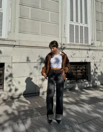 Wide-leg ’90s jeans with turn-up hems