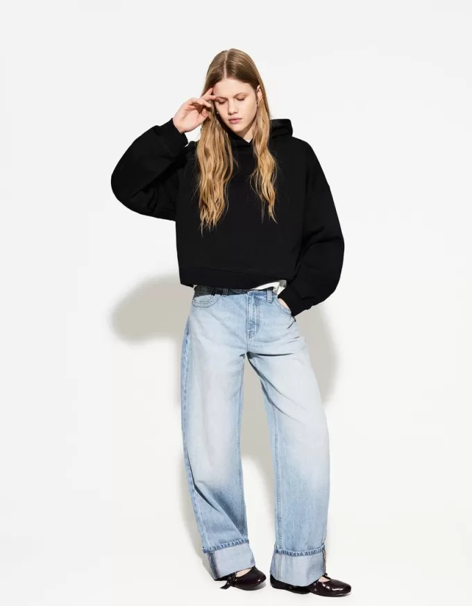 Wide-leg ’90s jeans with turn-up hems Wide-leg ’90s jeans with turn-up hems