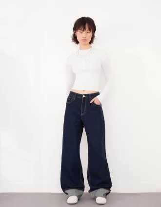 Wide-leg ’90s jeans with turn-up hems