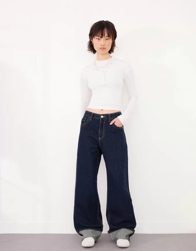 Wide-leg ’90s jeans with turn-up hems Wide-leg ’90s jeans with turn-up hems